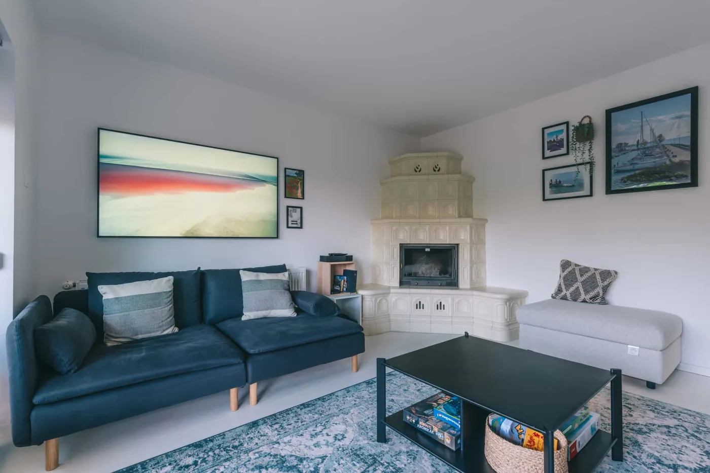 Living room (with guest bed) — 3