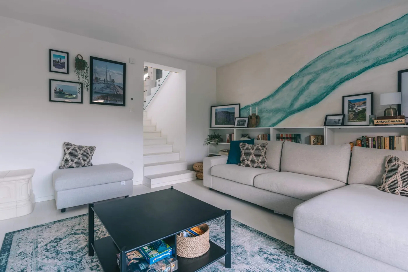 Living room (with guest bed) — 4