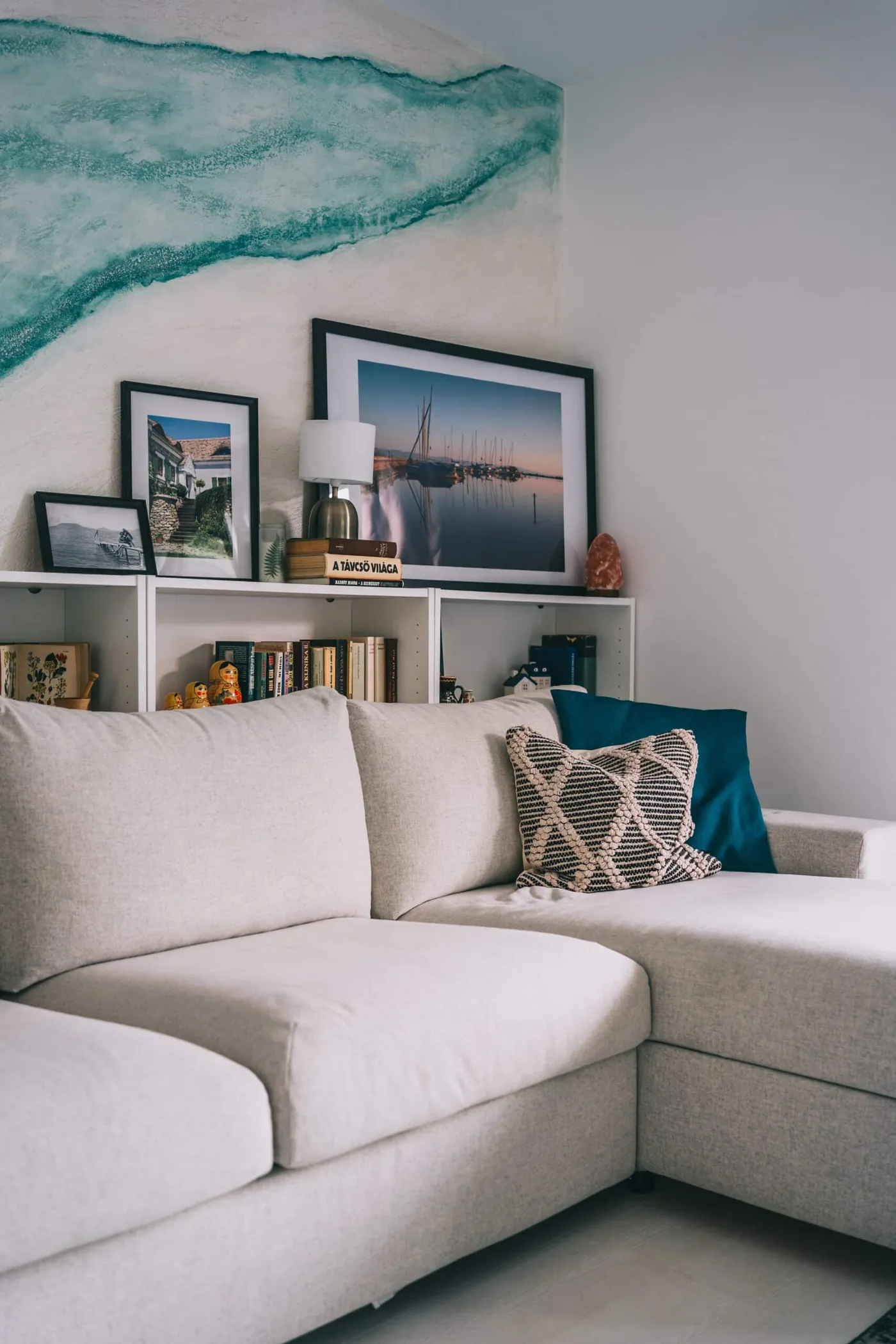 Living room (with guest bed) — 6