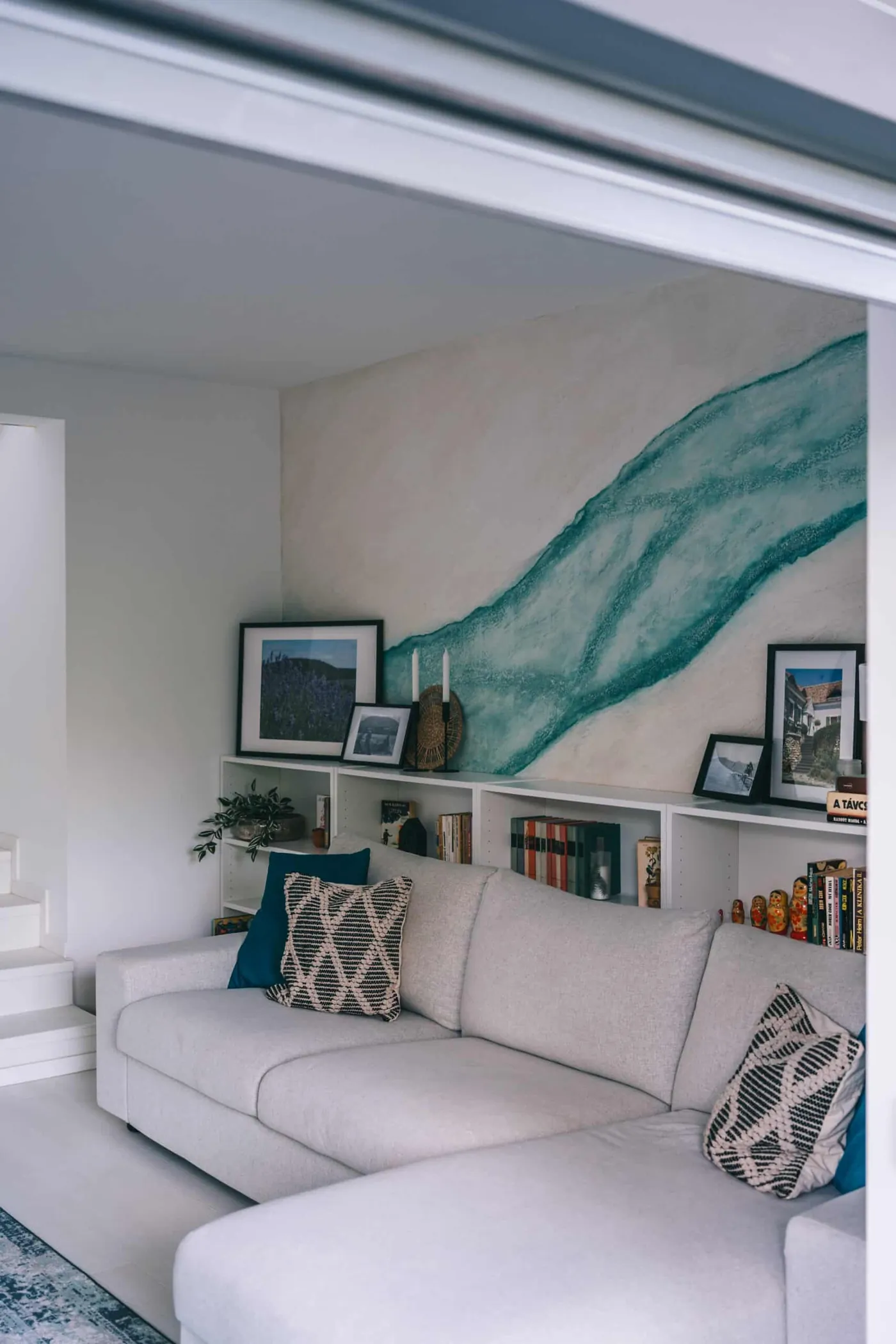 Living room (with guest bed) — 8