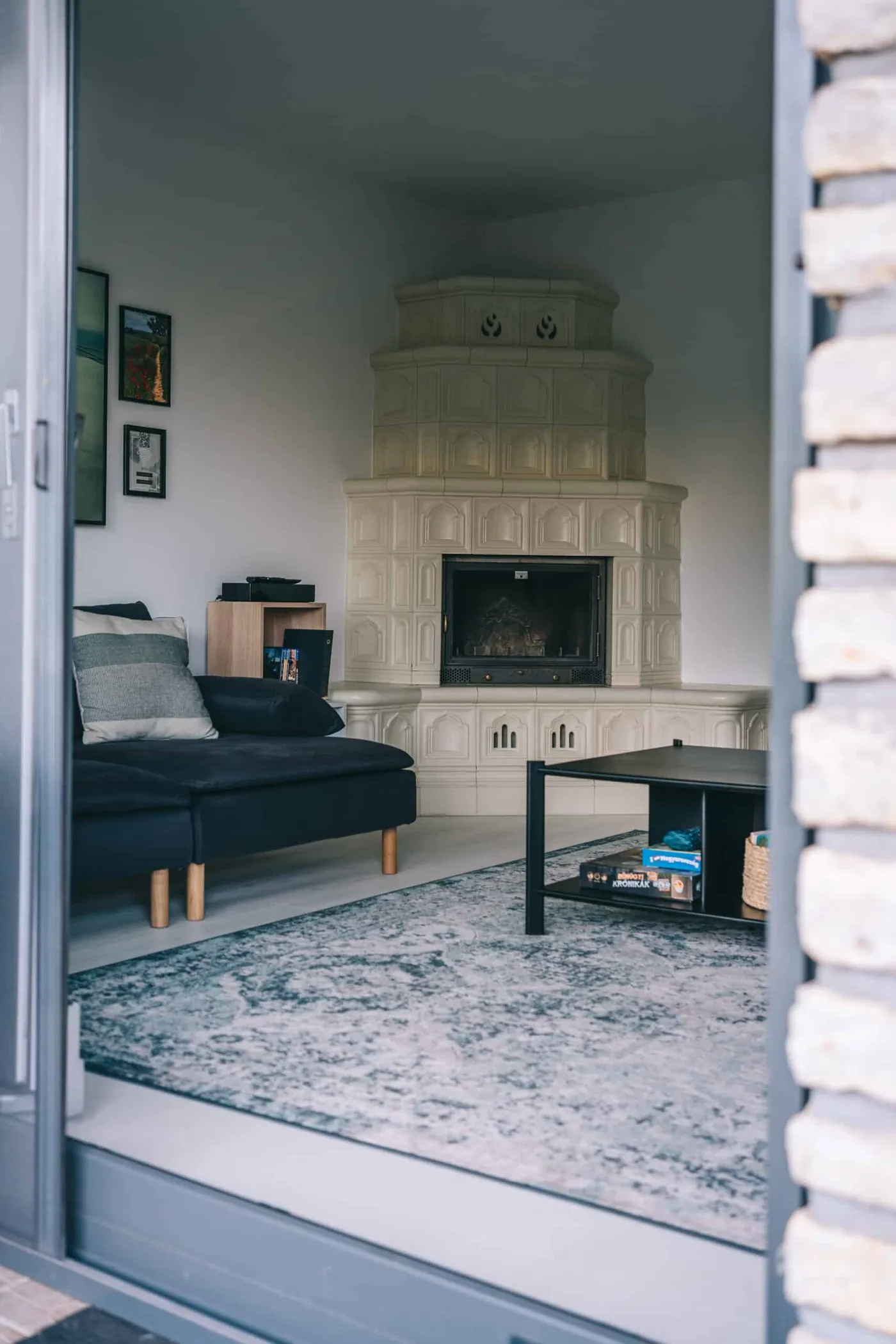 Living room (with guest bed) — 10