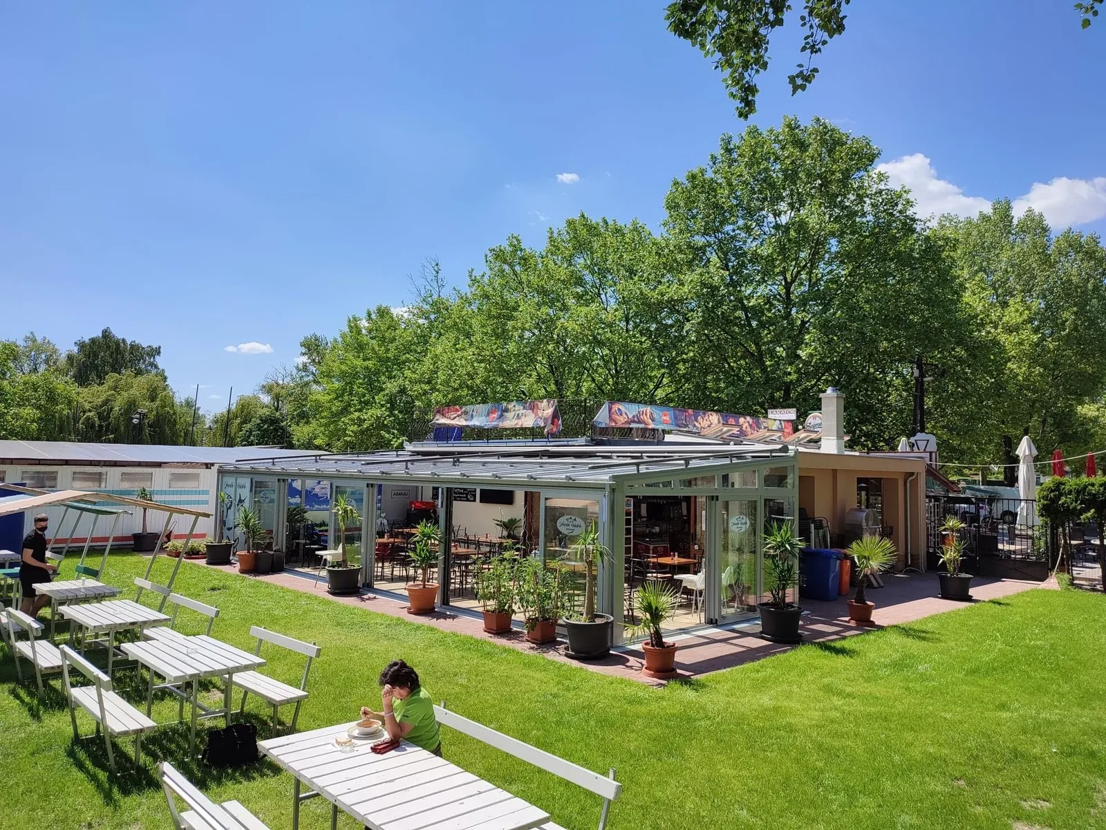 Jóbarátok Halsütöde