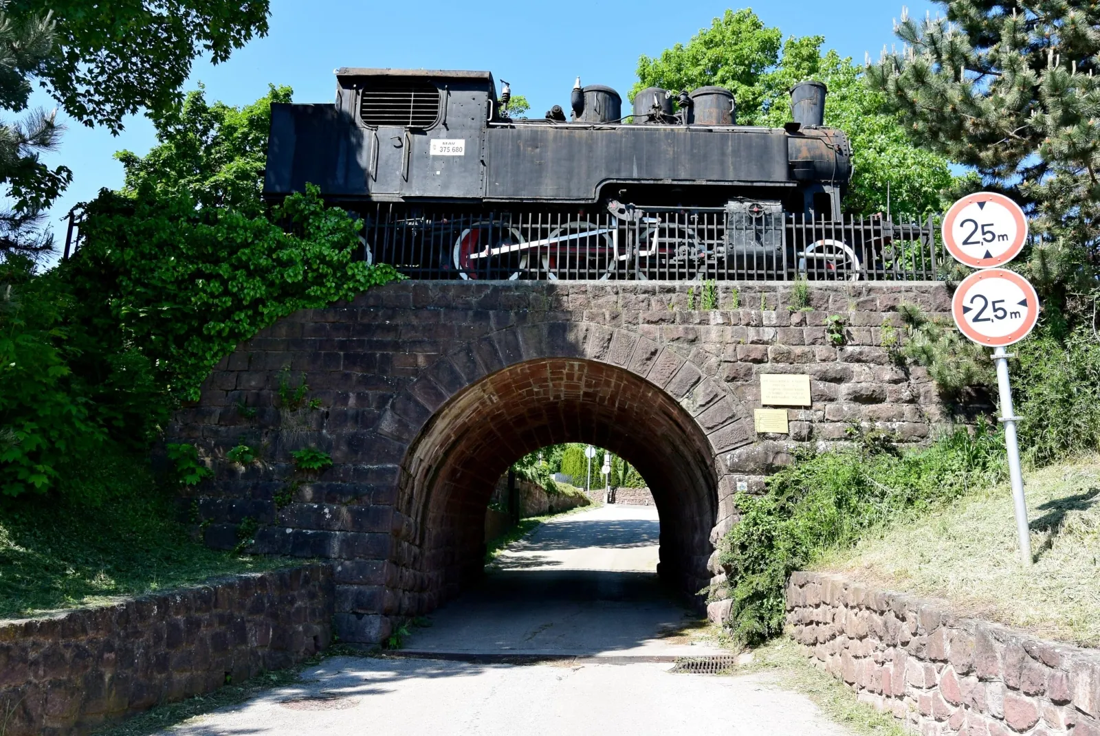 Most kolejowy i lokomotywa parowa Öreghegyi
