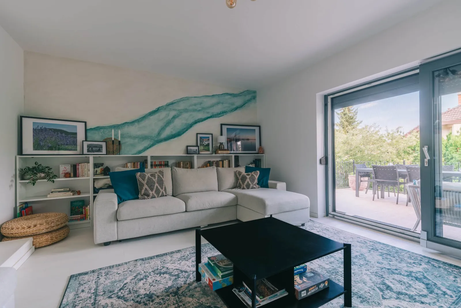 Living room (with guest bed)